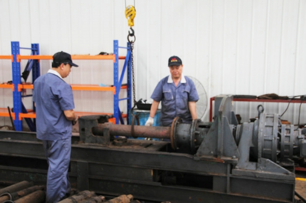 c臥式拆裝機使用中